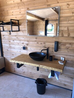 Shower, hair dryer, towels - 'Les Chalets De Tesa' with Mountain View, Wi-Fi and Air Conditioning (Occhiatana)