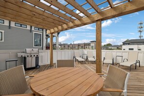 Outdoor dining - NEW 5BR Nash Gem w/ Rooftop Views! (Nashville)
