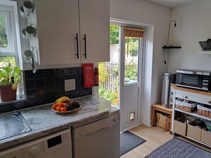 Fridge, microwave, oven, stovetop - Townhouse near to Longleat and Frome  (Westbury)