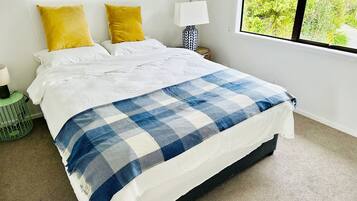 3 bedrooms, internet, bed sheets