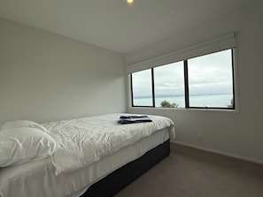3 bedrooms, internet, bed sheets