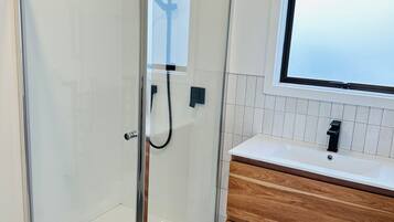 Dusj, hårføner, håndklær og såpe