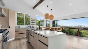 Réfrigérateur, micro-ondes, plaque de cuisson, lave-vaisselle