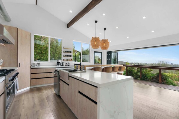 Fridge, microwave, stovetop, dishwasher