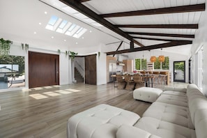 TV - Pacific Palisades 4BR | Views by Colby & Conrad (Los Angeles)