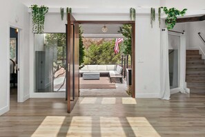 Interior - Oceanview Palisades Paradise by Colby & Conrad (Los Angeles)