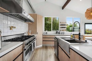 Fridge, microwave, stovetop, dishwasher