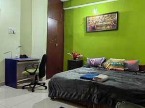 Meja, ruang kerja komputer riba, seterika/papan seterika, Wi-fi percuma