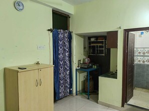 Køleskab, kogeplade, køkkentøj/tallerkener/redskaber