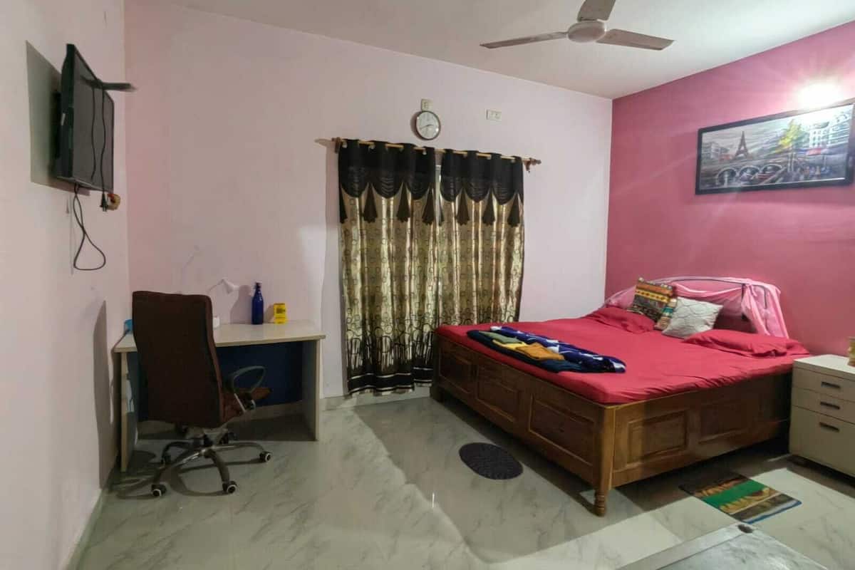Desk, laptop workspace, iron/ironing board, free WiFi