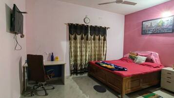 Desk, laptop workspace, iron/ironing board, free WiFi