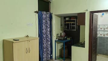 Quarto conforto, sacada | Cozinha privada | Geladeira, cooktop, talheres/pratos/utensílios de cozinha