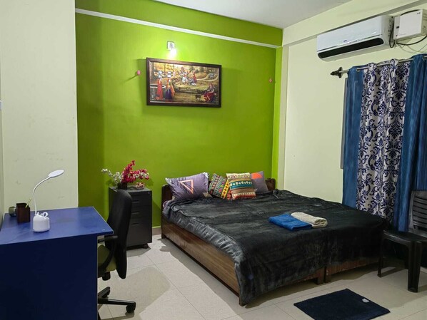 Individuell inredning, unika möbler, skrivbord och arbetsyta för laptop