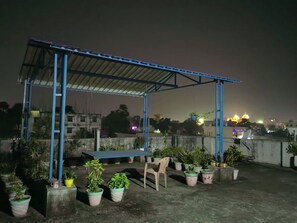 Individuell inredning, unika möbler, skrivbord och arbetsyta för laptop