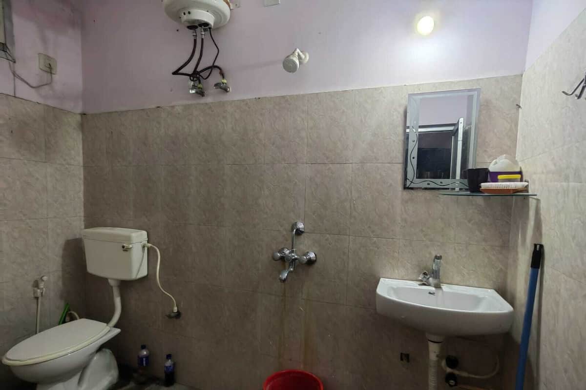 Dusche, kostenlose Toilettenartikel, Haartrockner, Handtücher