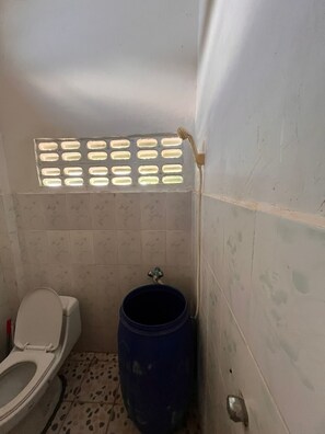 Quarto básico | Banheiro compartilhado