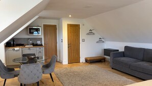 A modern loft apartment with a dining area, kitchenette, and a living space. - Idyllic Studio in Tenterden (Tenterden)