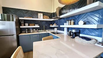 Kaffetrakter/tekoker, kjøleskap, mikrobølgeovn og ovn