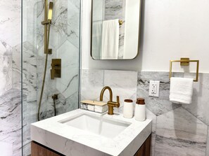 Regadera, secadora de cabello, toallas 