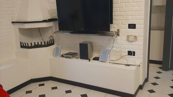 Apartment, 3 Bedrooms, Accessible, Fireplace | Living room | Books