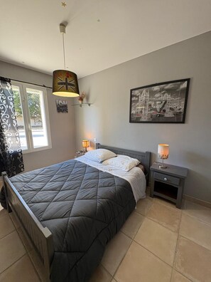 4 bedrooms, desk, travel cot, free WiFi - Grillon detached house with Wifi (GRILLON)