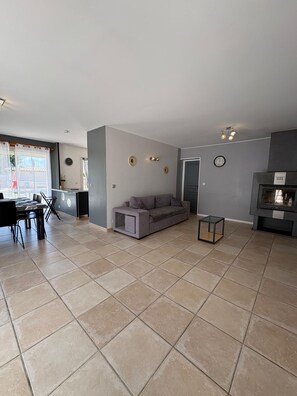 TV, DVD player, books - Grillon detached house with Wifi (GRILLON)