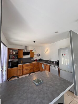 Fridge, microwave, oven, stovetop - La parenthèse Provençale-House in Grillon with wifi  (GRILLON)