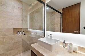 Dusj, hårføner og håndklær