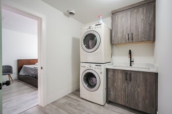 Interior - Lovely studio with AC in charming Surrey (Surrey)