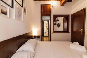 2 bedrooms, iron/ironing board, bed sheets - Pantheon Private Apartment (Roma)