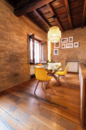 Dining - Pantheon Private Apartment (Roma)
