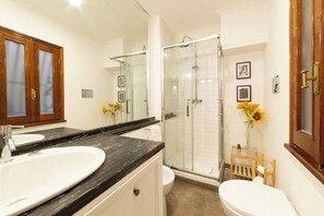 Shower, hair dryer, bidet, towels