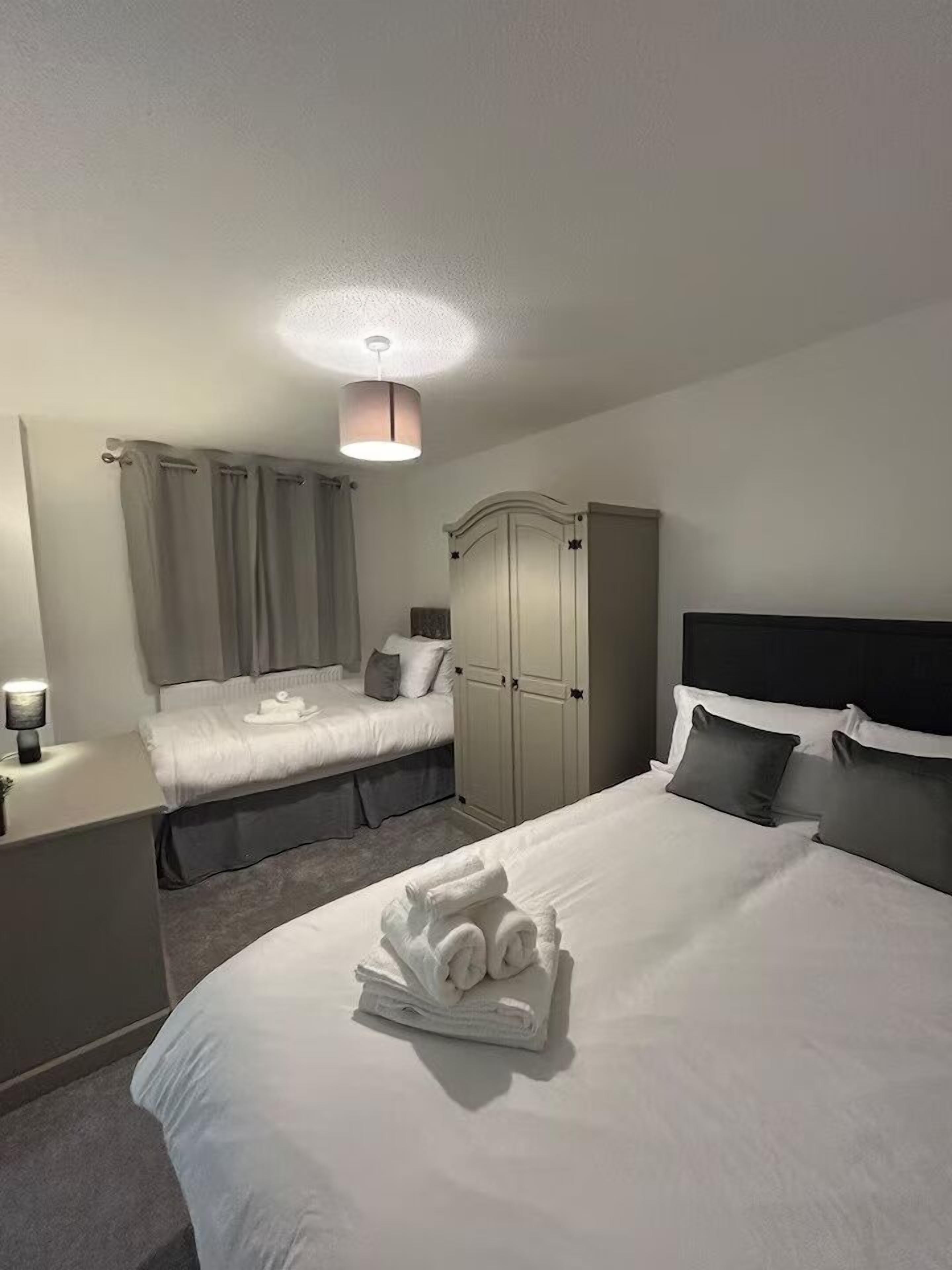 3 bedrooms, iron/ironing board, internet, bed sheets