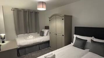 3 soverom, strykejern/-brett, internettilgang og sengetøy