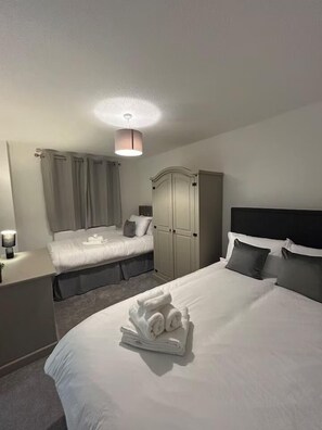 3 bedrooms, iron/ironing board, Internet, bed sheets