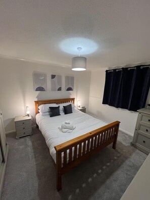 3 bedrooms, iron/ironing board, Internet, bed sheets - 3 Bedroom Home - 6 guests (Worcestershire)