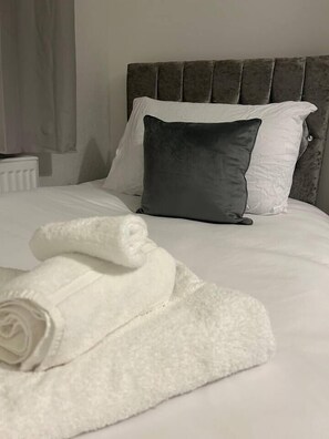 3 bedrooms, iron/ironing board, Internet, bed sheets