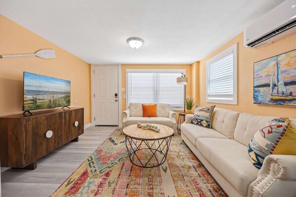 TV - Cocoa Beach Hideaway – 1BR, Walk to the Sand (Cocoa Beach)