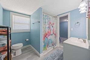 シャワー、ヘアドライヤー、タオル