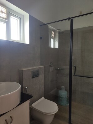 Douche, sèche-cheveux, serviettes fournies, savon