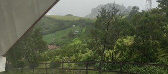 Casa de Amor – Lakeside Escape with Hills, Privacy & Serenity