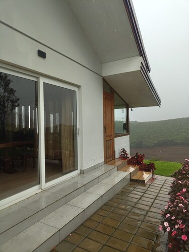 Casa de Amor – Lakeside Escape with Hills, Privacy & Serenity