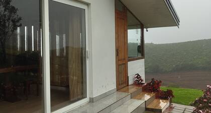 Casa de Amor – Lakeside Escape with Hills, Privacy & Serenity