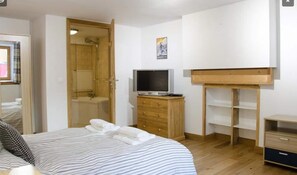 2 bedrooms, iron/ironing board, travel crib, free WiFi