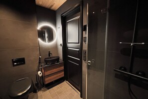 Dusch, hårtork, handdukar och tvål