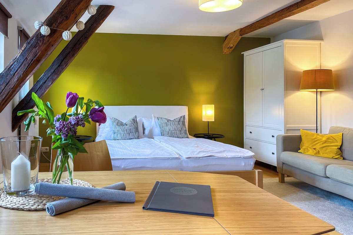 Studio, Kitchen | Hypo-allergenic bedding, individually decorated, individually furnished