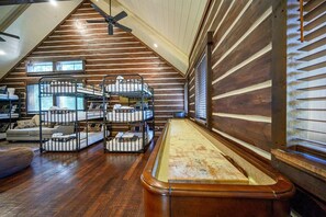 5 bedrooms, iron/ironing board, Internet, bed sheets