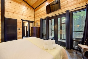 5 bedrooms, iron/ironing board, internet, bed sheets