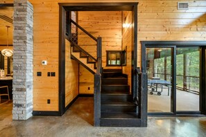 المنشأة من الداخل