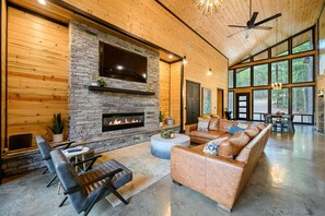 TV, fireplace